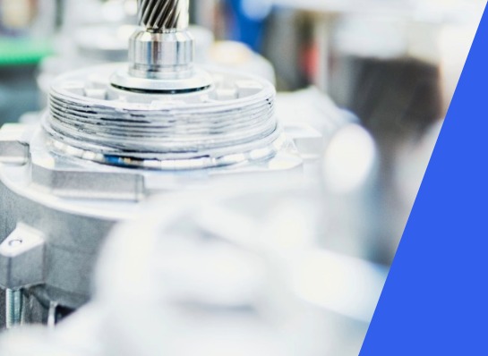 Nahaufnahme eines Lenze-Motors in einer industriellen Produktionsumgebung