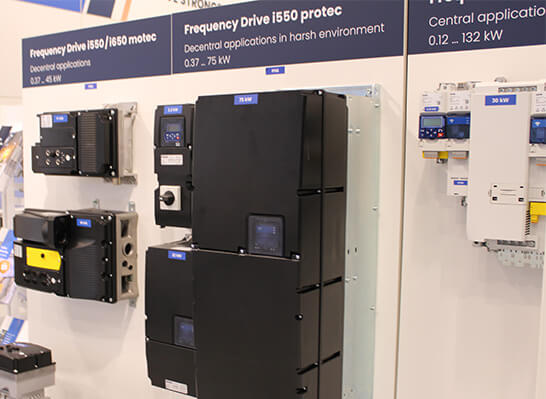 Lenze Frequenzumrichter Portfolio an einer Wand montiert