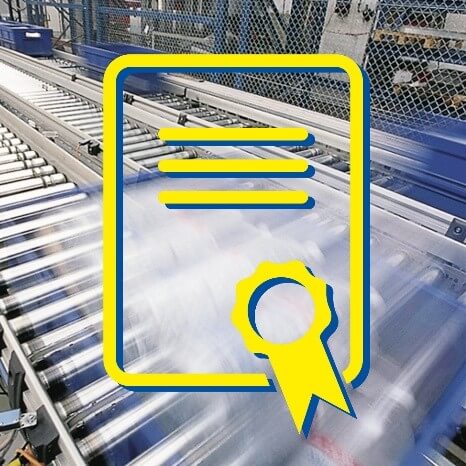 ndustrielle Produktionslinie mit Zertifikatssymbol – visuelle Darstellung der Einhaltung funktionaler Sicherheitsstandards in der Automatisierungstechnik.