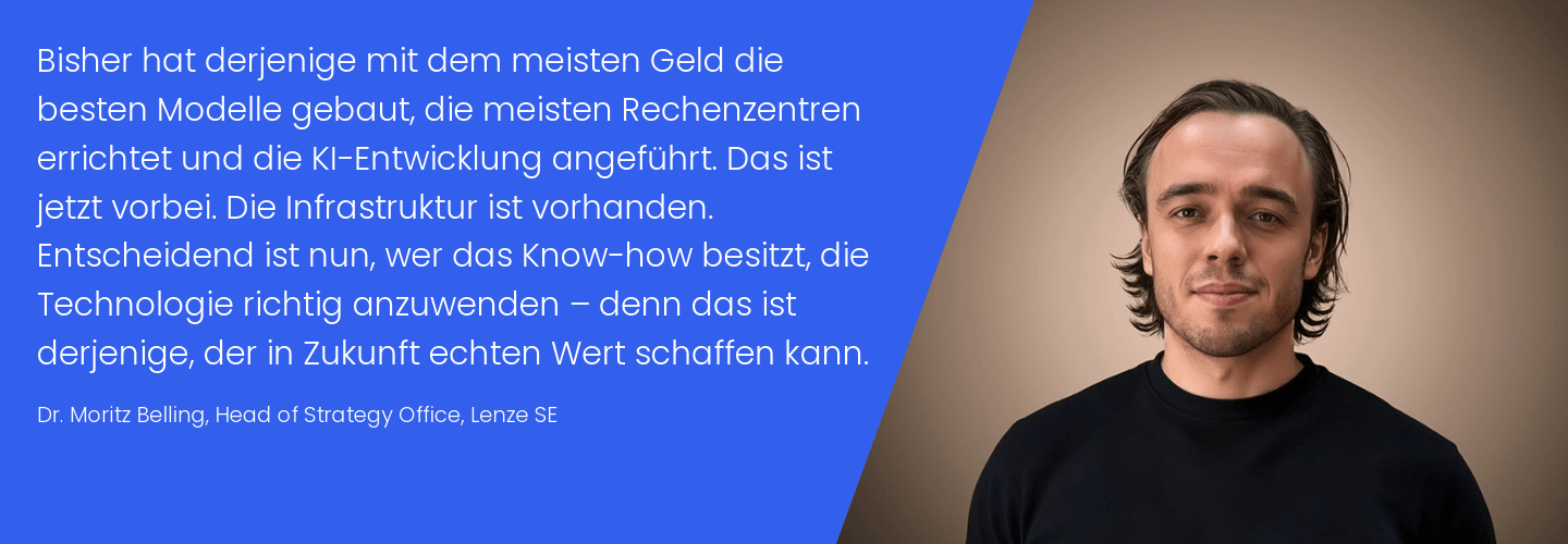 Portr&auml;t eines Mannes mit Bart und dunklem Oberteil vor blauem Hintergrund mit wei&szlig;em Textblock links.