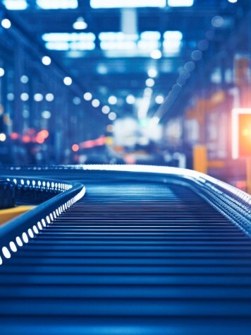 Conveyor belt in a modern intralogistics facility for automated material flow and efficient goods handling