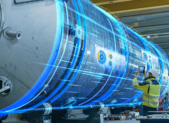 Maschine, mit futuristischen Elementen, die Offenheit in Systemen andeutet. Davor steht ein Mann mit einem Tablet und arbeitet daran. 