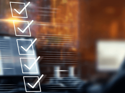 Schematische Darstellung einer Checkliste vor orangem Licht