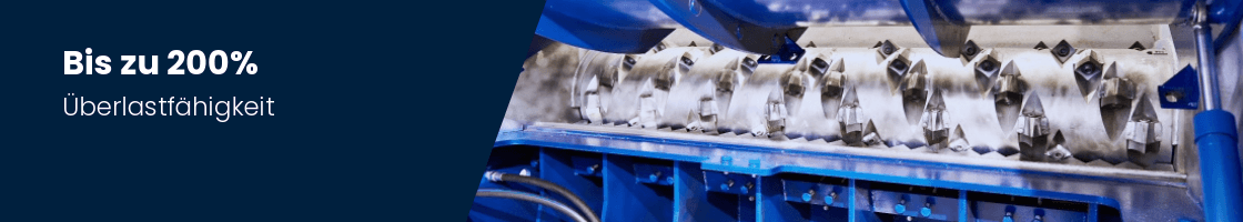 Nahaufnahme einer Schreddermaschine mit mehreren rotierenden Metallwalzen und offenem Geh&auml;use