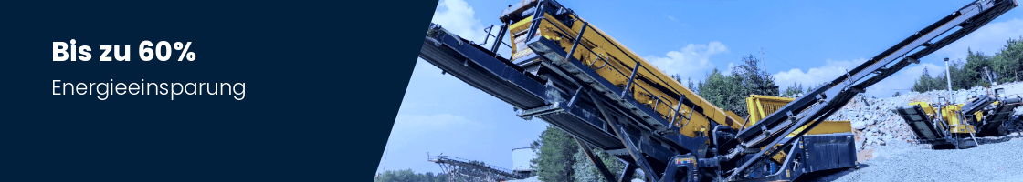 Gro&szlig;e Baumaschine auf Schotterfl&auml;che mit aufgerichtetem F&ouml;rderband