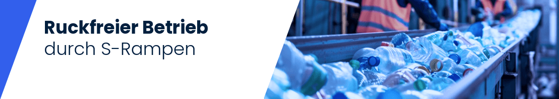 Mehrere Kunststoffflaschen auf einem F&ouml;rderband mit einer Person in Warnweste und Helm im Hintergrund